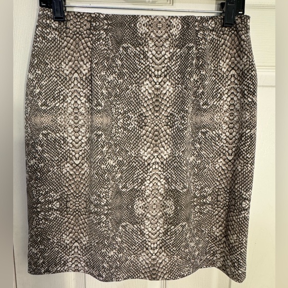 Alfani Knee Length Pencil‎ Skirt Snake Print With Red Zipper Size 8 Petite - Picture 2 of 7